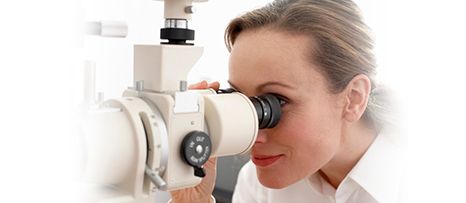 JELOptica doctora analizando paciente 