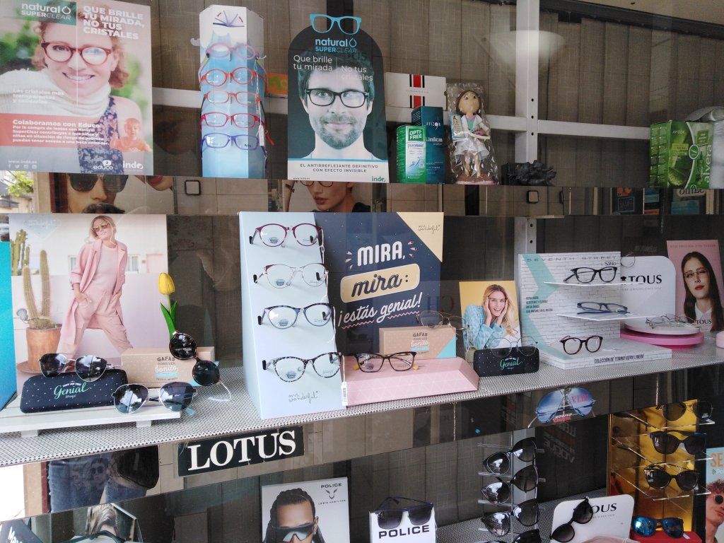 JELOptica productos en un armario