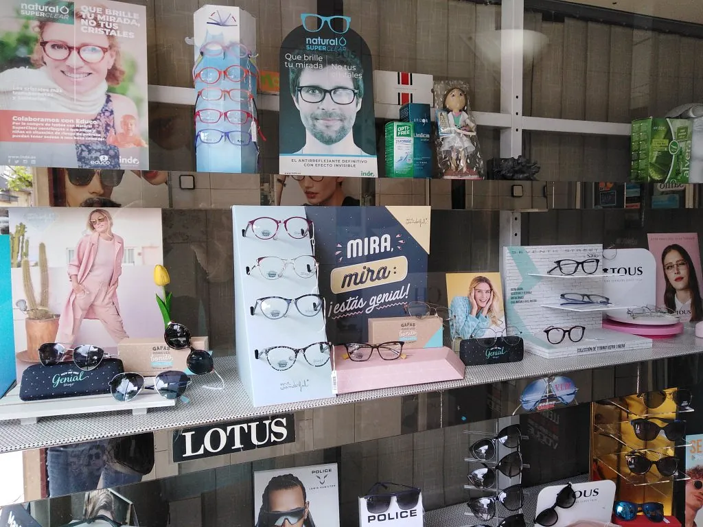 JELOptica productos en un armario