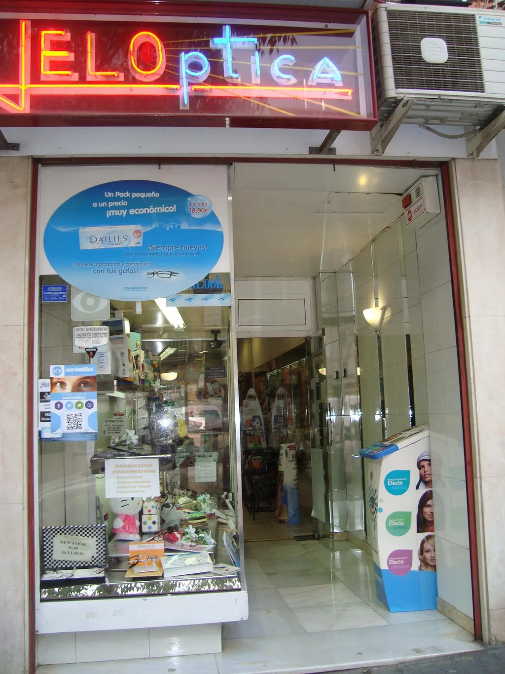 JELOptica doctora analizando paciente 